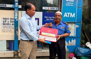 প্রধানমন্ত্রী তারেক রহমানের উপহার পেলেন গার্ড আব্দুস সালাম