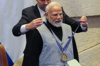 মোদি কেন বিদেশে এত পুরস্কার জিতছেন? বিশ্লেষণ