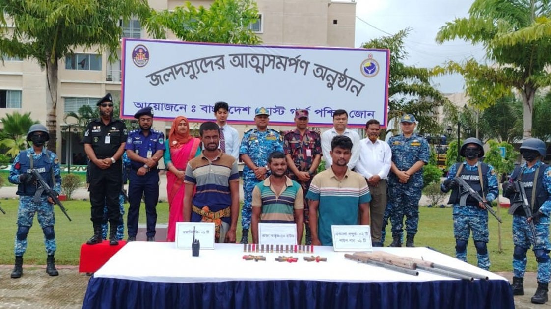 সুন্দরবনে ‘বড় জাহাঙ্গীর বাহিনীর’ ৩ সদস্যের আত্মসমর্পণ