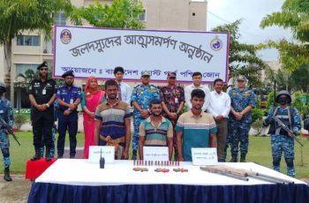 সুন্দরবনে ‘বড় জাহাঙ্গীর বাহিনীর’ ৩ সদস্যের আত্মসমর্পণ