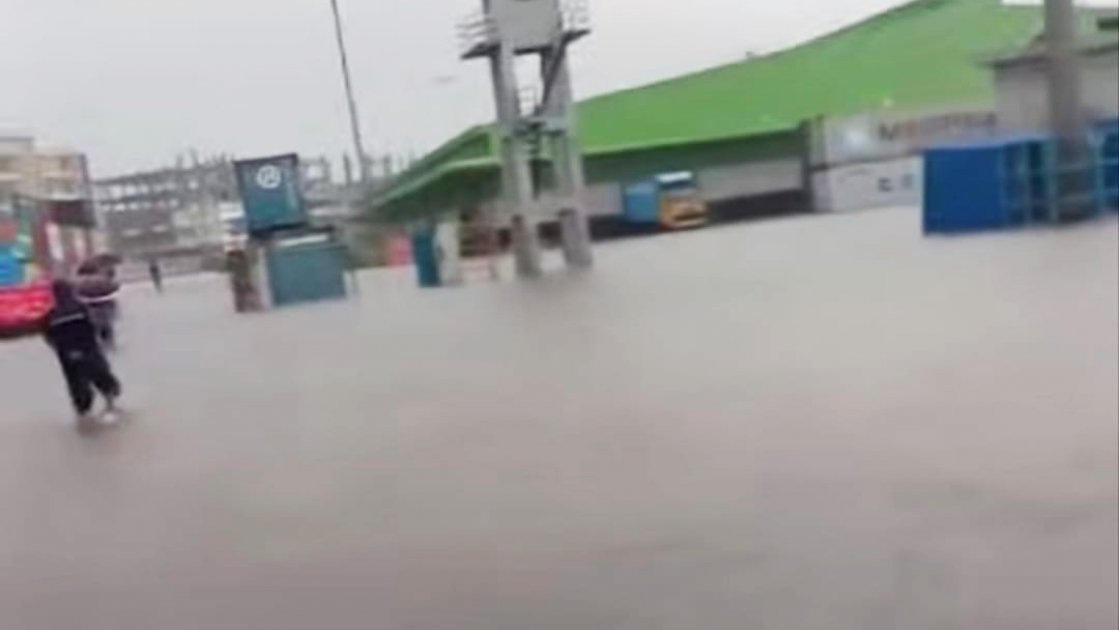 চট্টগ্রাম বন্দরে বৃষ্টির পানিতে পণ্য নষ্টের শঙ্কা