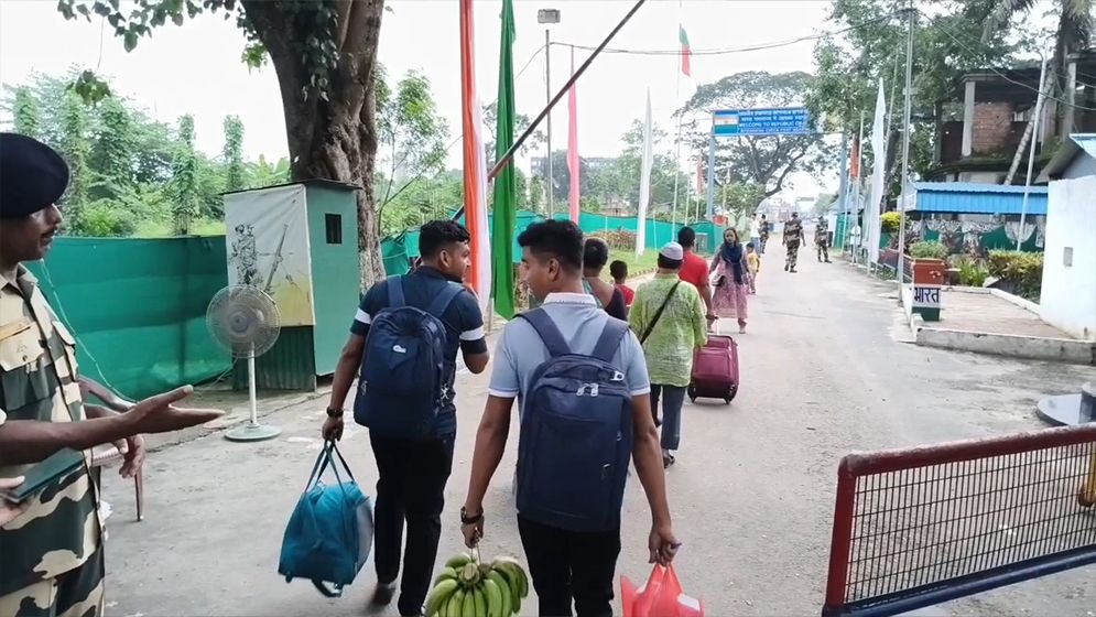 আখাউড়া দিয়ে ভারতে ট্যুরিস্ট ভিসায় যাত্রা শুরু