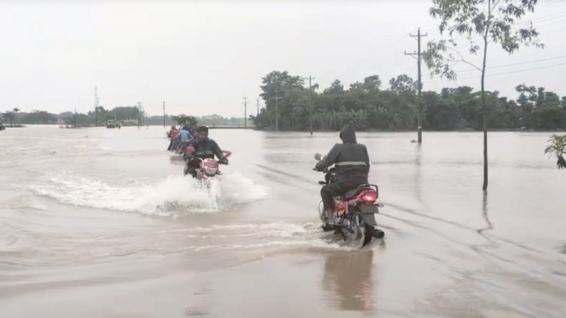টানা বৃষ্টিতে জলাবদ্ধতা, জনজীবনে দুর্ভোগ