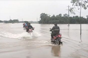 টানা বৃষ্টিতে জলাবদ্ধতা, জনজীবনে দুর্ভোগ