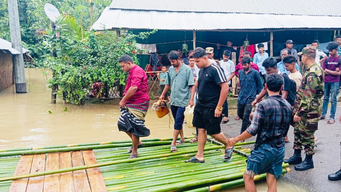 সেনাবাহিনীর সহায়তায় আটকে পড়া ৮০ পর্যটক উদ্ধার