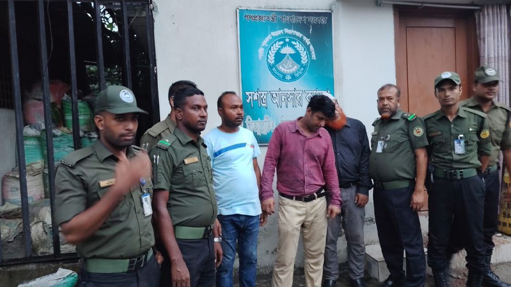 মিরপুর বিআরটিএ’তে ভ্রাম্যমাণ আদালতের অভিযান, ৬ জনের শাস্তি