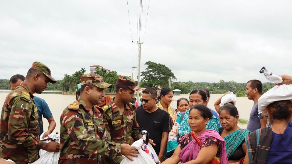পার্বত্য চট্টগ্রামে সেনাবাহিনীর উদ্ধার ও ত্রাণ কার্যক্রম অব্যাহত