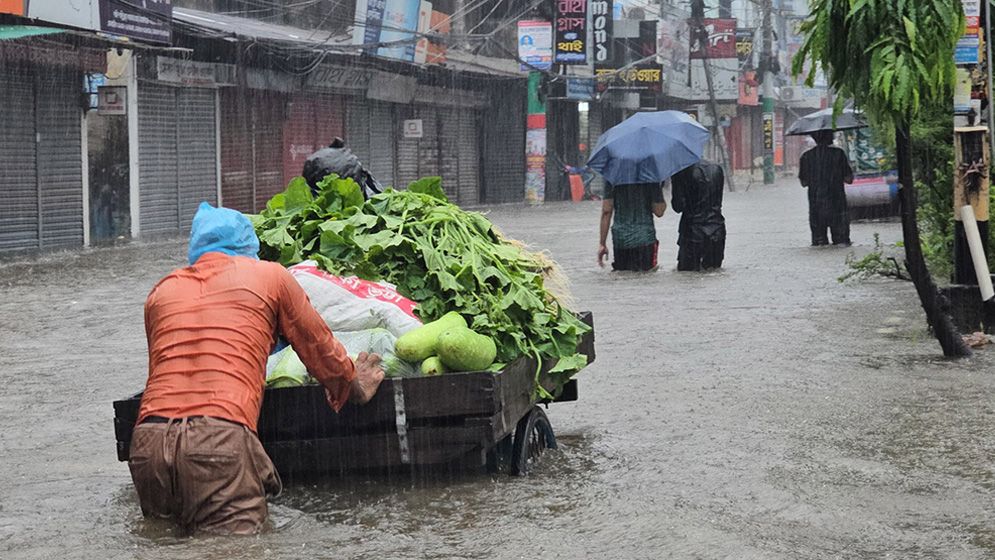 দেশের ৮ বিভাগে অতি ভারী বৃষ্টির সতর্কবার্তা, ভূমিধসের শঙ্কা