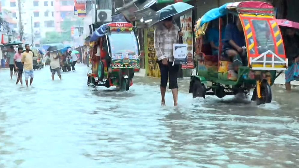 বিরামহীন বৃষ্টিতে রাজধানীর জনজীবন থমকে গেছে