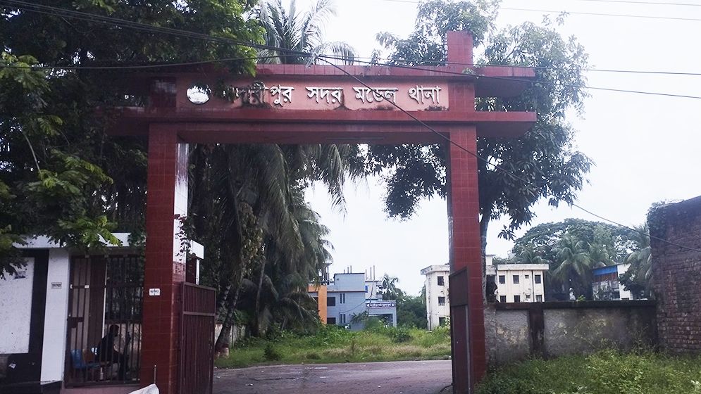 মাদারীপুরে থানার গ্রিল ভেঙে পালালেন নারী আসামি