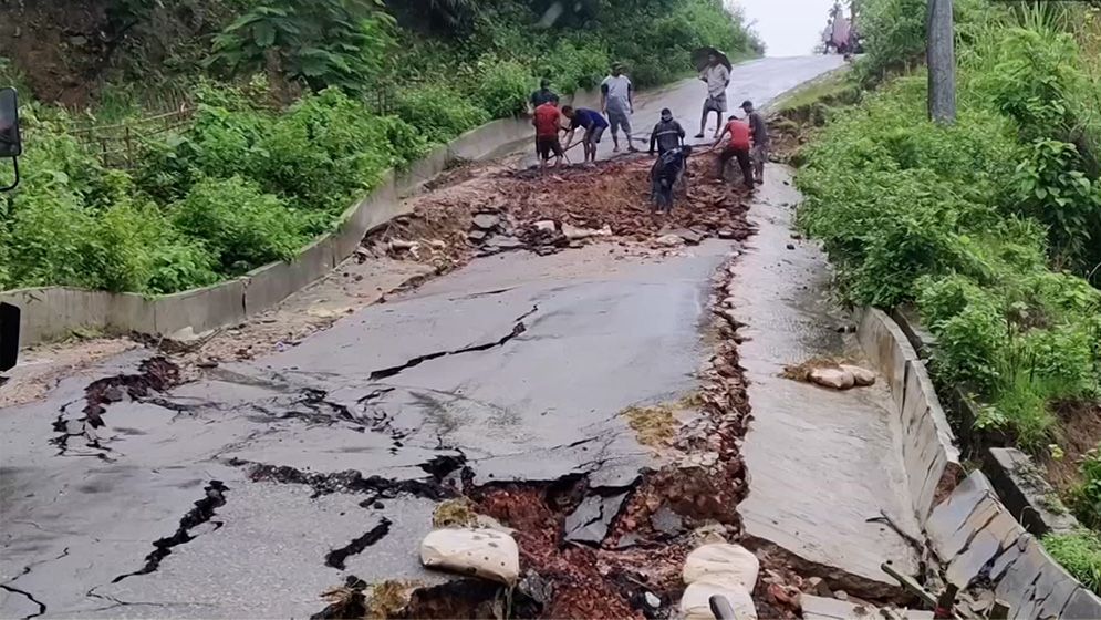 টানা বর্ষণে বিপর্যস্ত তিন পার্বত্য জেলা, খাদ্যসংকটে মানুষ
