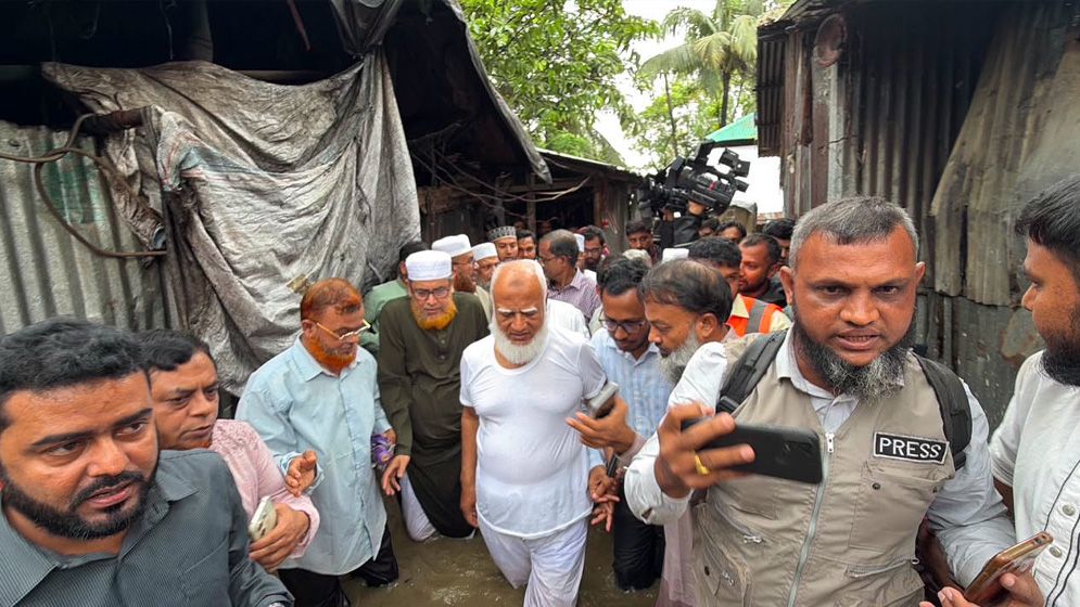 বিরোধীদলীয় নেতা ডা. শফিকুর রহমানের চট্টগ্রামের বন্যাপ্লাবিত এলাকা পরিদর্শন