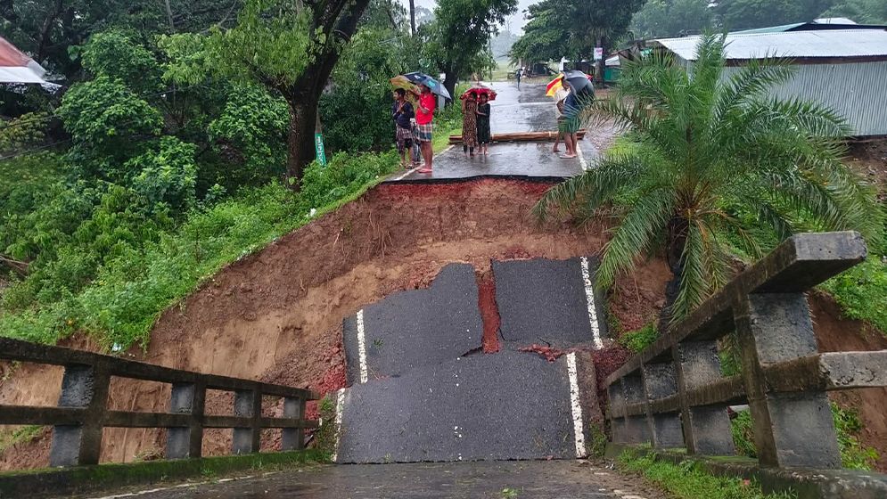 রাঙ্গুনিয়ায় বন্যা, যুবক নিখোঁজ; সড়ক যোগাযোগ বিচ্ছিন্ন