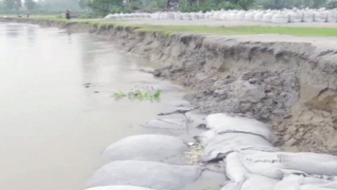 বগুড়ায় ব্রহ্মপুত্রের বাঁধ হুমকির মুখে, জরুরি পদক্ষেপের প্রয়োজন