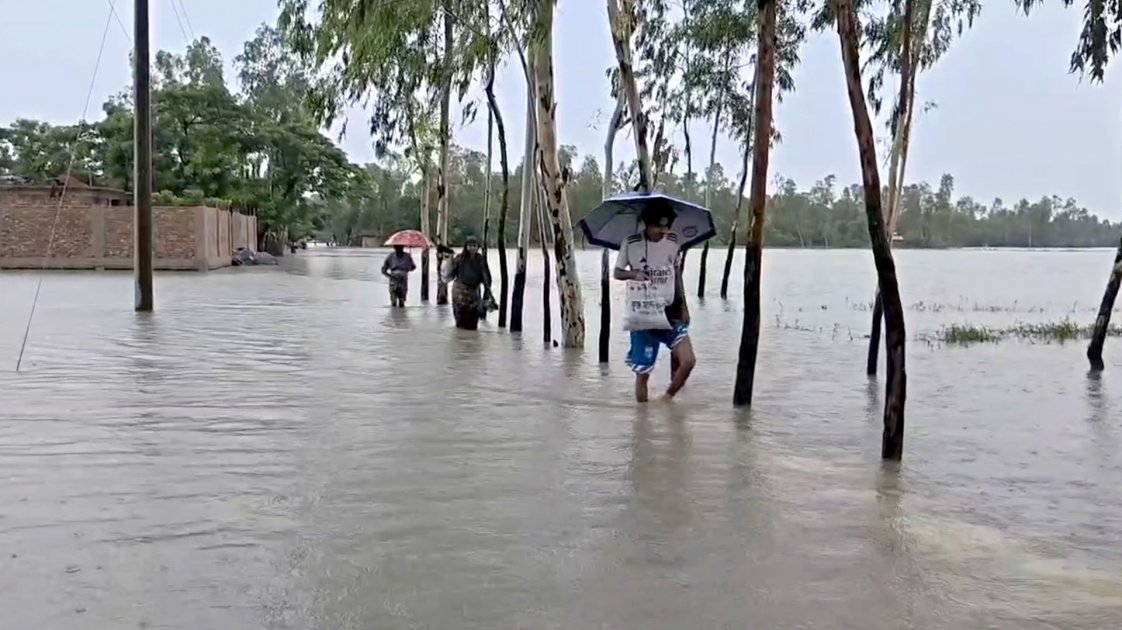 বন্যা পরিস্থিতি: মৃত্যু ৩০, উন্নতির আভাস ও নতুন অবনতি