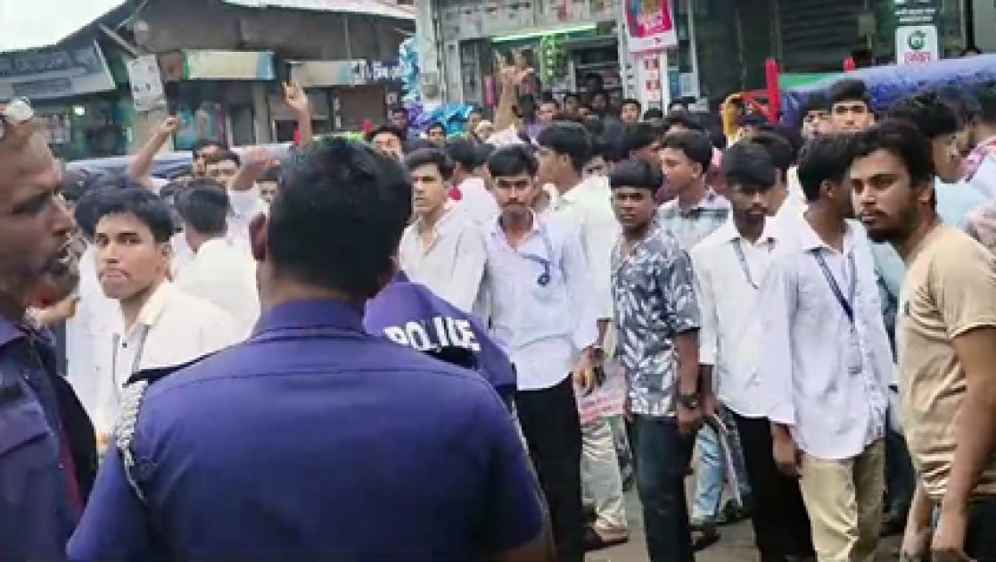 ভোলার পরীক্ষাকেন্দ্রে ভাঙচুর, আহত ১০