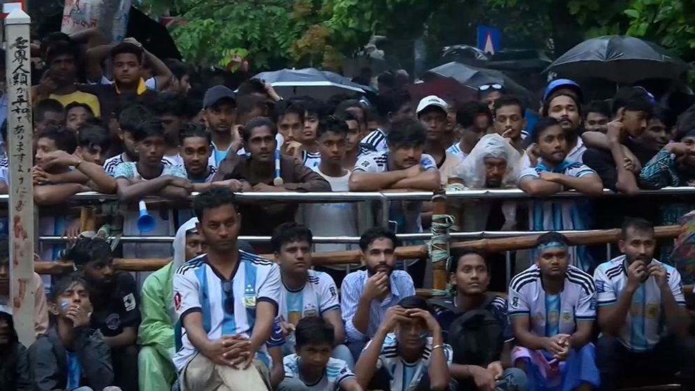 বৃষ্টিতে উপেক্ষা করে টিএসসিতে আর্জেন্টিনা-সুইজারল্যান্ড ম্যাচের উন্মাদনা