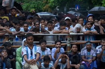 বৃষ্টিতে উপেক্ষা করে টিএসসিতে আর্জেন্টিনা-সুইজারল্যান্ড ম্যাচের উন্মাদনা