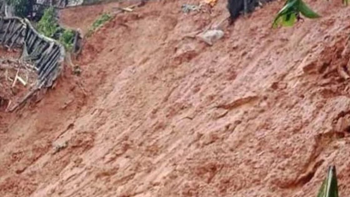 কক্সবাজারে পাহাড়ধসে নারীর মৃত্যু, ঝুঁকির মধ্যে স্থানীয়রা