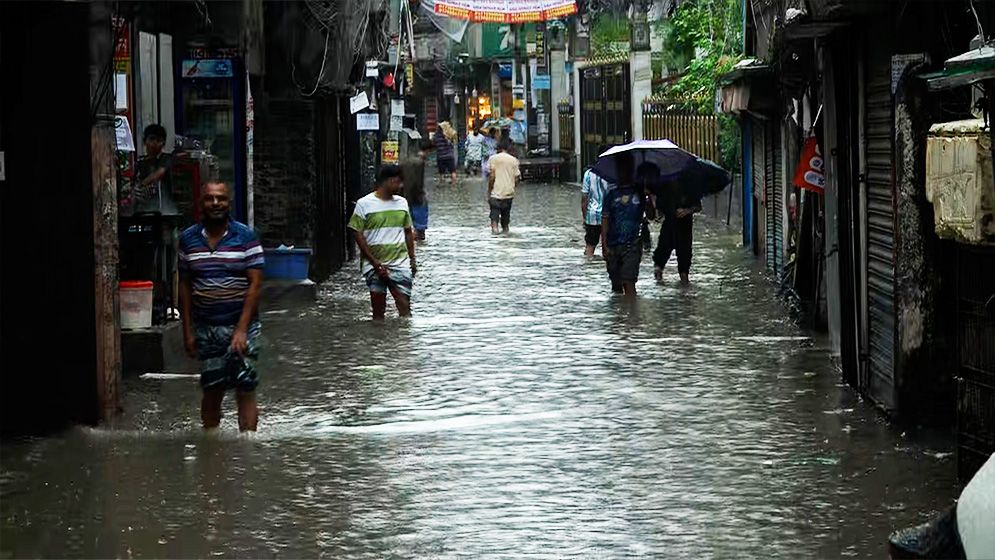 রাজধানীতে তুমুল বৃষ্টিতে নগরবাসীর ভোগান্তি