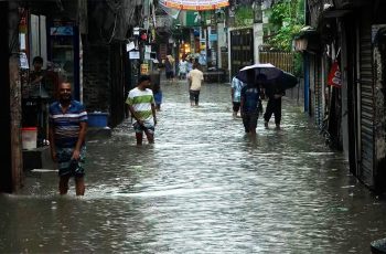 রাজধানীতে তুমুল বৃষ্টিতে নগরবাসীর ভোগান্তি