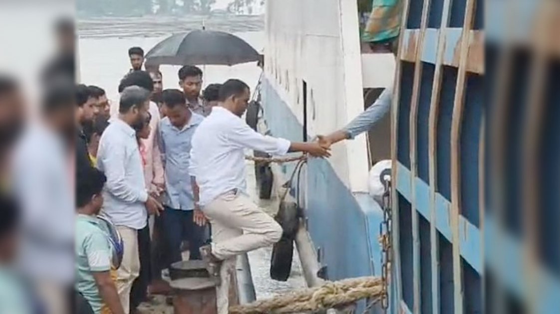 হাতিয়ায় ফেরি মাঝনদী থেকে ঘাটে ফেরালেন এমপি হান্নান মাসউদ