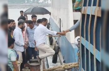 হাতিয়ায় ফেরি মাঝনদী থেকে ঘাটে ফেরালেন এমপি হান্নান মাসউদ