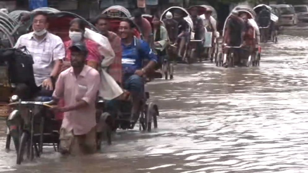 ভারী বৃষ্টিতে চট্টগ্রামের নিচু এলাকা জলাবদ্ধ, ভোগান্তিতে বাসিন্দারা