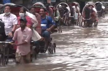 ভারী বৃষ্টিতে চট্টগ্রামের নিচু এলাকা জলাবদ্ধ, ভোগান্তিতে বাসিন্দারা