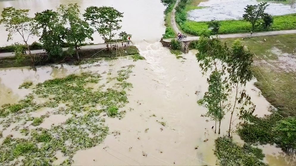 সুনামগঞ্জে পাহাড়ি ঢলে সড়ক ভেঙে ৫ হাজার মানুষ বিচ্ছিন্ন