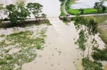 সুনামগঞ্জে পাহাড়ি ঢলে সড়ক ভেঙে ৫ হাজার মানুষ বিচ্ছিন্ন