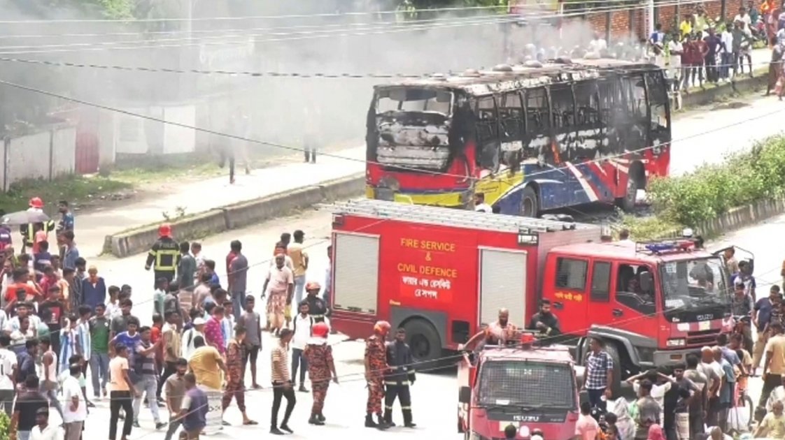 রংপুরে বাসচাপায় মাদ্রাসা সুপারের মৃত্যু, অবরোধে যানজট