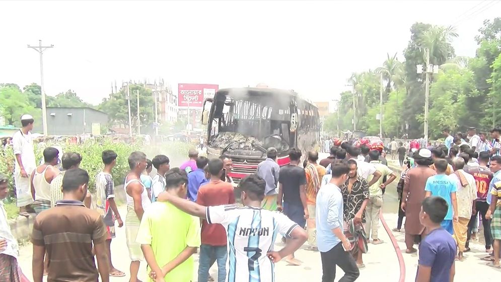 রংপুরে বাস চাপায় শিক্ষকের মৃত্যু, বিক্ষোভে পুড়ল বাস