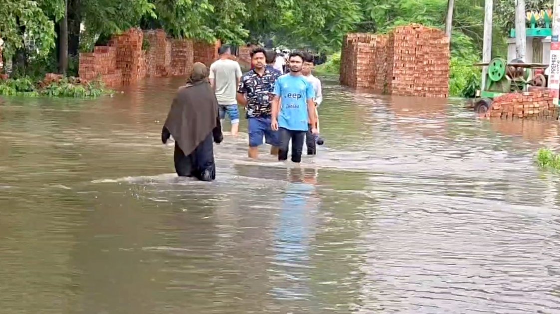 বৃষ্টি ও জলাবদ্ধতায় দুর্ভোগে বন্যা দুর্গত এলাকার বাসিন্দারা