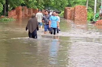 বৃষ্টি ও জলাবদ্ধতায় দুর্ভোগে বন্যা দুর্গত এলাকার বাসিন্দারা