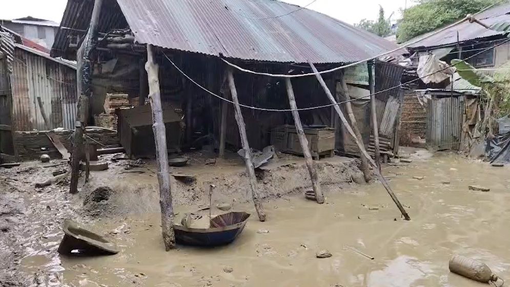 বন্যায় বিপর্যস্ত চট্টগ্রাম, খাবার ও পানির সংকট তীব্র