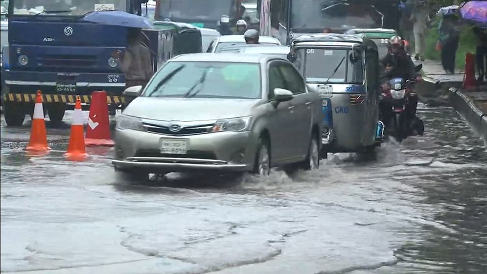 রাজধানীতে বৃষ্টিপাত, নগরবাসী ভোগান্তিতে