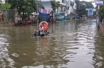 মৌসুমি বায়ুর প্রভাবে কুমিল্লায় ভারী বৃষ্টি, জলাবদ্ধতায় ভোগান্তি