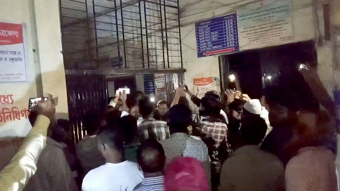 নেত্রকোণায় চিকিৎসকের অবহেলায় রোগীর মৃত্যু, বিক্ষোভ ও ভাঙচুর