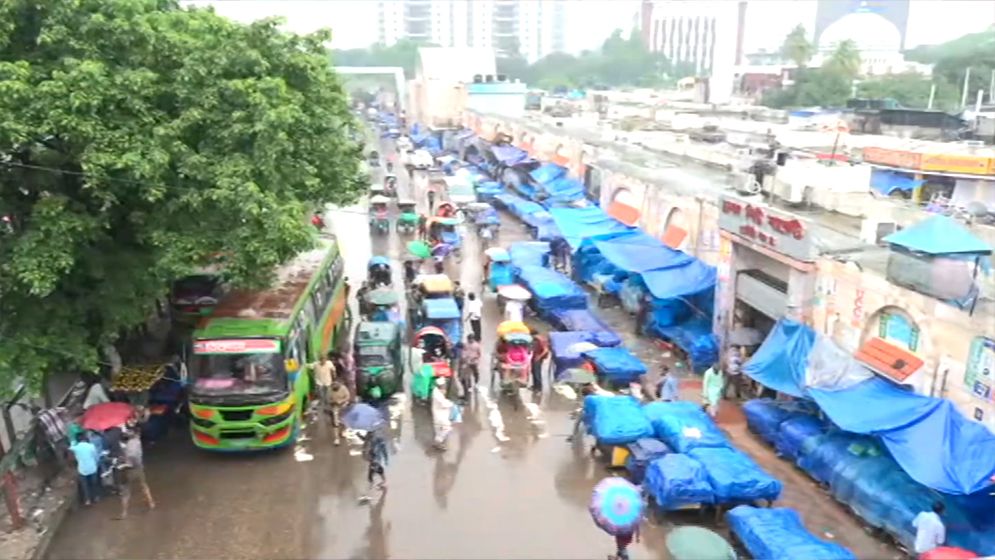 নিউমার্কেটের জলাবদ্ধতায় ব্যবসায়ীদের ভোগান্তি অব্যাহত