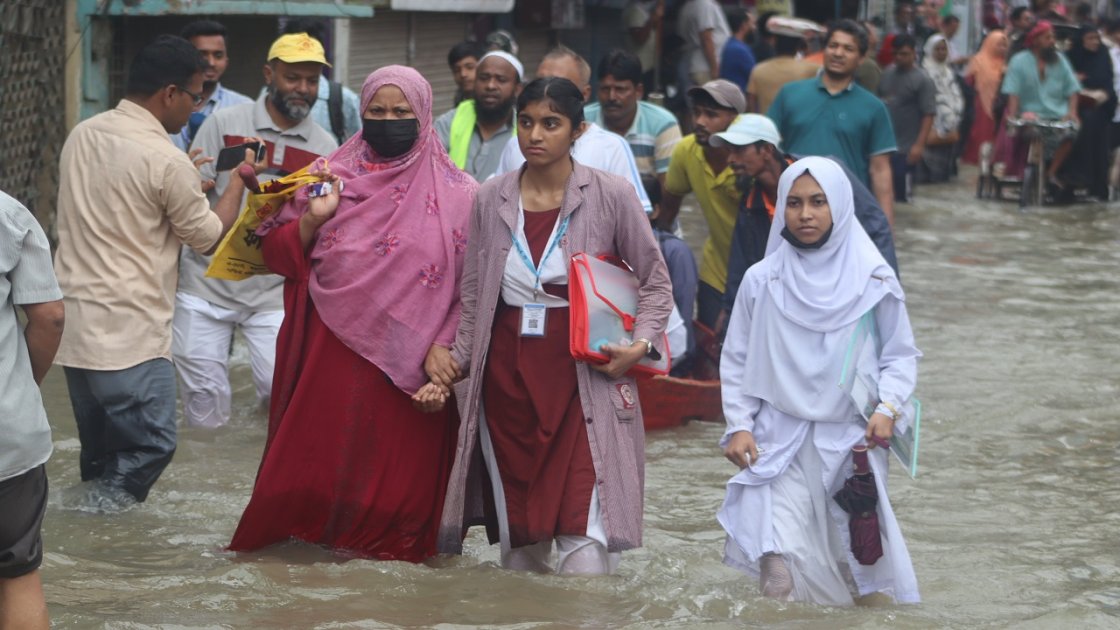 কুমিল্লায় অতি ভারী বৃষ্টিতে পরীক্ষার্থীদের চরম ভোগান্তি