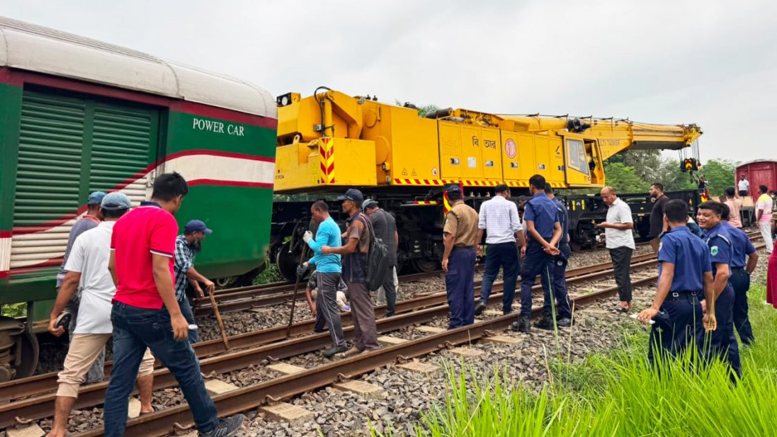 পাবনায় একতা এক্সপ্রেসের দুই বগি লাইনচ্যুত, রেল যোগাযোগ বন্ধ