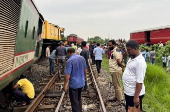 পাবনার ঈশ্বরদী বাইপাস রেল স্টেশনে ট্রেন লাইনচ্যুত