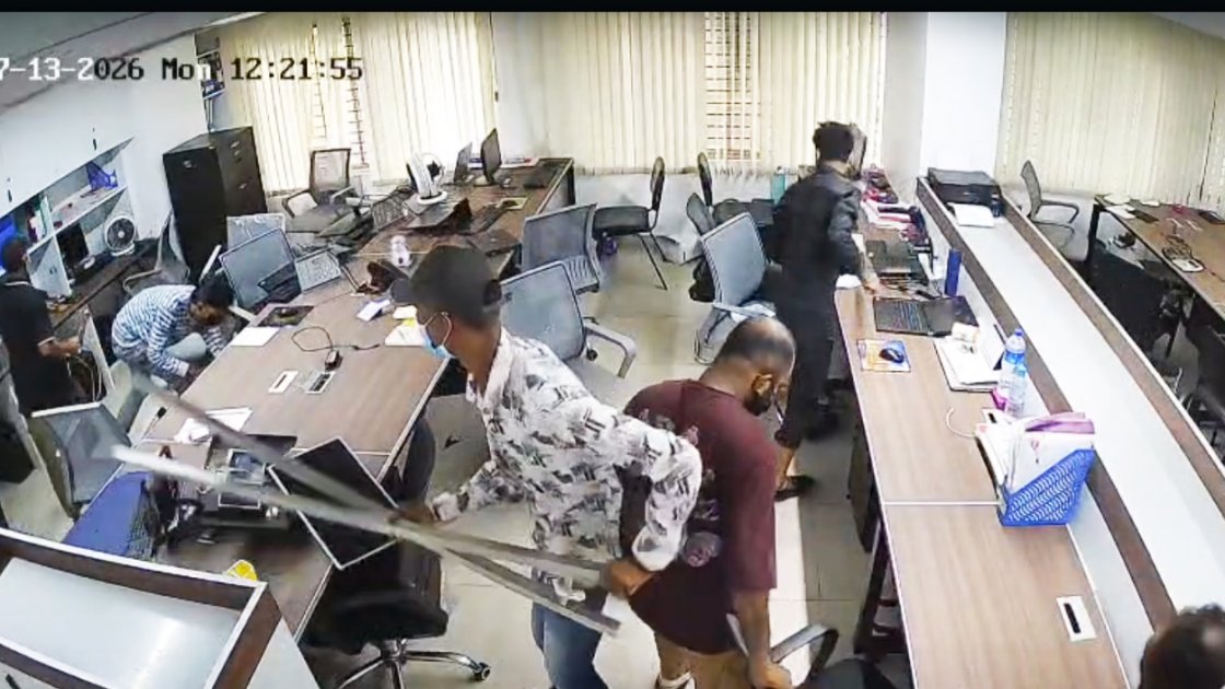 চট্টগ্রামে ইন্টারনেট প্রতিষ্ঠানে হামলা, ৩৫ লাখ টাকা লুট