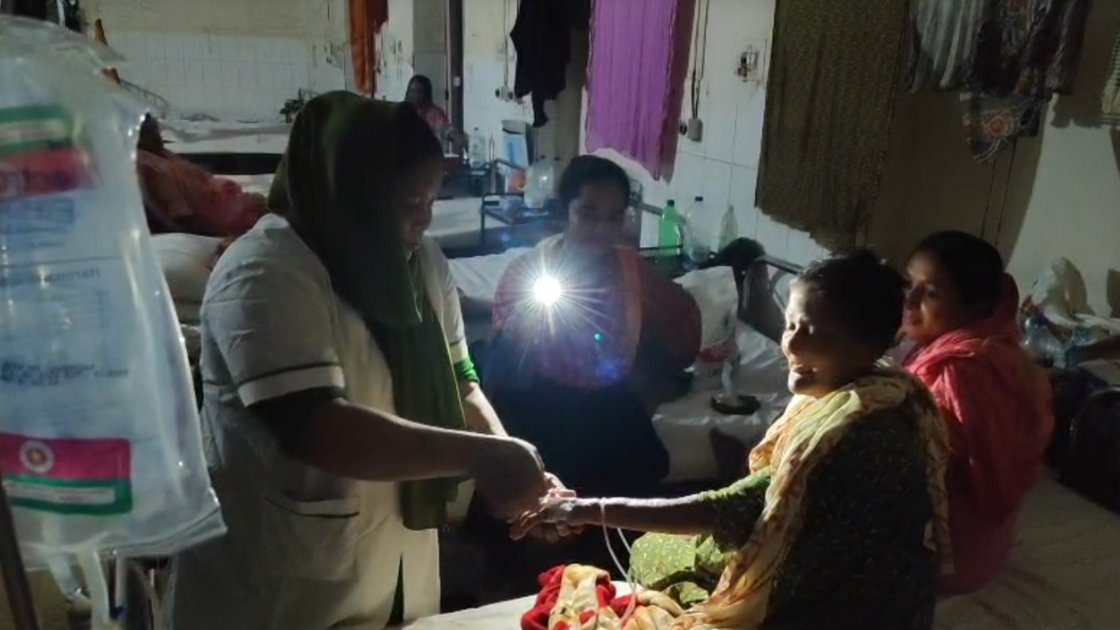 কুমিল্লা সদর হাসপাতালে ১২ ঘণ্টা বিদ্যুৎহীন, চিকিৎসা চলছে মোবাইলের আলোতে
