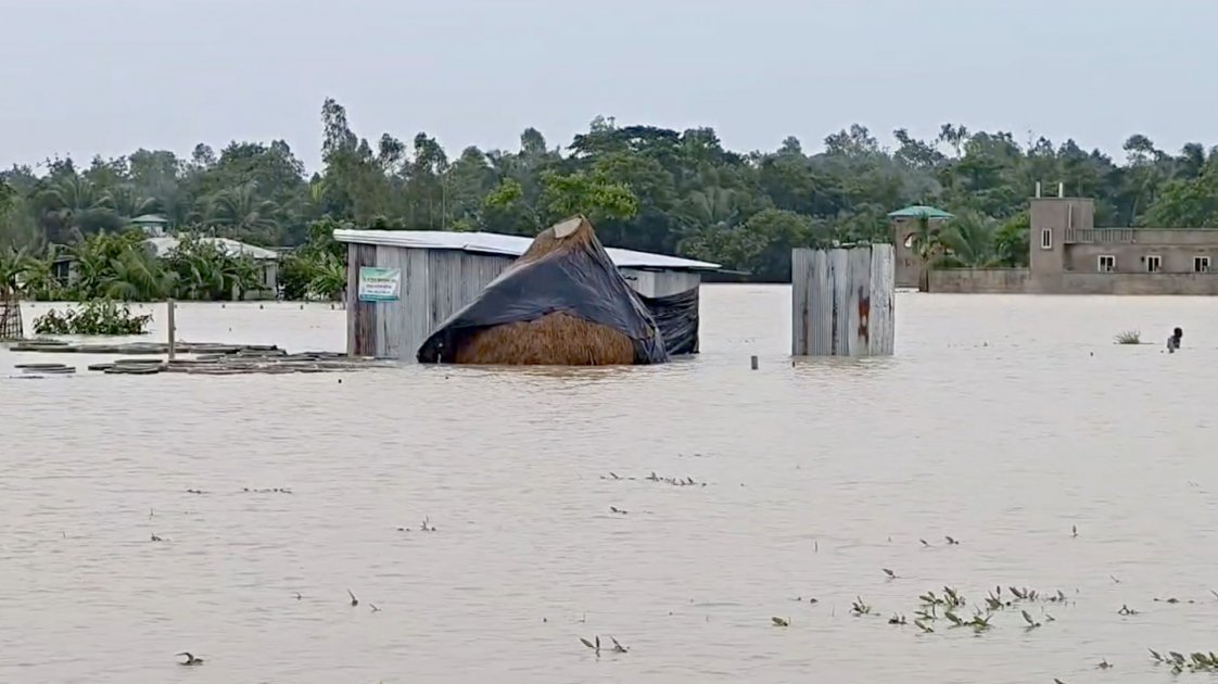 বন্যা ও পাহাড় ধসে সাত জেলায় প্রাণহানি বেড়ে ৫৪