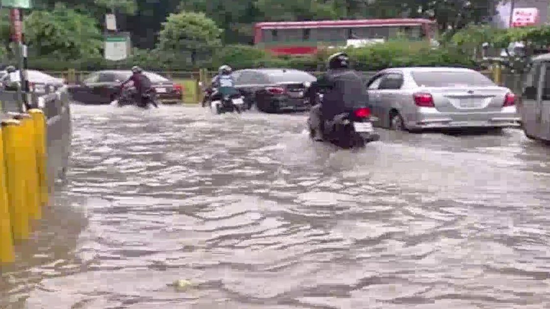 ৪ দিনের বৃষ্টিতে রাজধানী ঢাকায় জলাবদ্ধতা ও দুর্ভোগ
