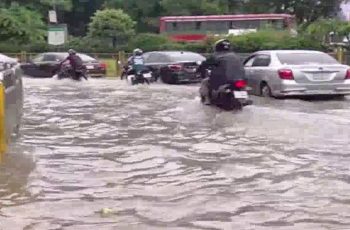 ৪ দিনের বৃষ্টিতে রাজধানী ঢাকায় জলাবদ্ধতা ও দুর্ভোগ