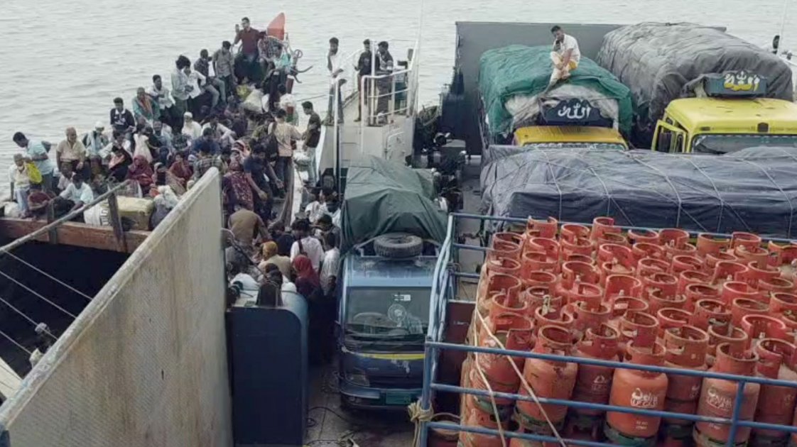 হাতিয়ায় ফেরি আটকে যাত্রীদের চরম দুর্ভোগ