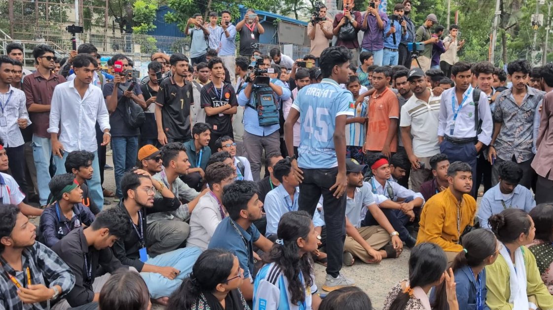 শিক্ষামন্ত্রীর পদত্যাগের দাবিতে সাইন্সল্যাবে শিক্ষার্থীদের সড়ক অবরোধ